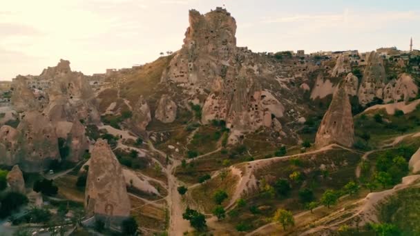 Video Volo Uccello Rocce Camini Cappadocia Natura Distinta Filmati Alta — Video Stock