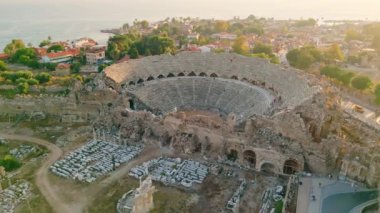 Antik Kenar, Türkiye. Türkiye 'nin en büyük amfitiyatrosu. Antik şehir ve Akdeniz 'in ana caddesi. Yukarıdan bak. Yüksek kalite 4k görüntü