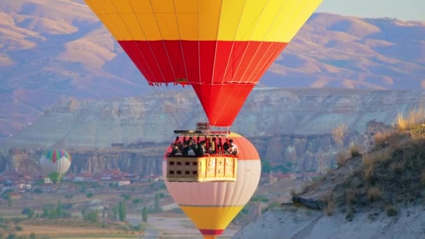 2022 Kappadokien Turkiet Flygfilm Med Varmluftsballong Full Människor Som Flyger — Stockvideo