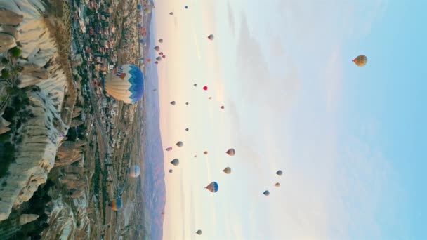 Vertikální Video Horkovzdušných Balónů Velkolepé Show Nad Cappadocia Magická Příroda — Stock video