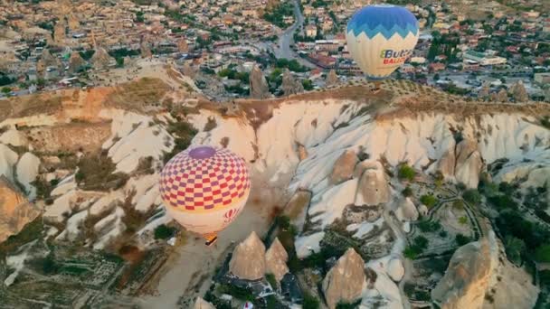 土耳其卡帕多西亚上空漂浮着许多彩色气球的自上而下的视频 高质量的4K镜头 — 图库视频影像