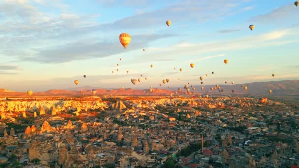 Nádherný Východ Slunce Cappadocii Nad Ním Létají Četné Vzdušné Balónky — Stock video