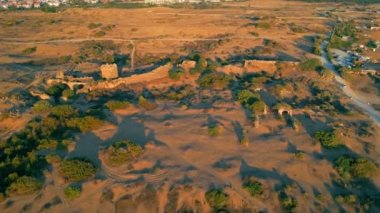 Türkiye 'nin Kapadokya yakınlarındaki doğanın kuş bakışı videosu, çalılarla dolu boş bir alan. Yüksek kalite 4k görüntü