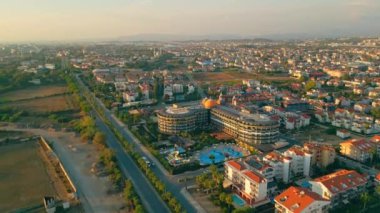 Güzel şehrin yükselen manzarası, oteller ve havuzlar. Okurcalar, Türkiye. Yüksek kalite 4k görüntü