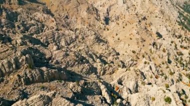Türkiye 'deki kayalık dağların insansız hava aracı videosu. Yüksek kalite 4k görüntü