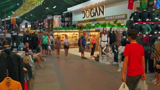 2022 Manavgat Turquía Bazar Gente Mirando Ropa Caminando Imágenes Alta — Vídeo de stock