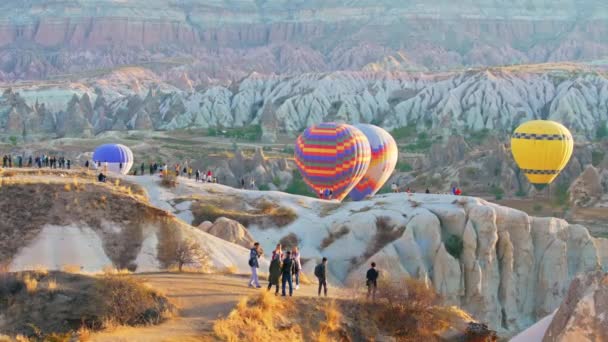 2022年11月13日 トルコのカッパドキア カッパドキア上空のカラフルな気球やこのショーを見ている多くの人々 高品質4K映像 — ストック動画