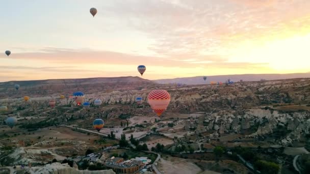Vacker Antenn Skott Dussintals Färgglada Luftballonger Flyger Över Cappadocias Steniga — Stockvideo