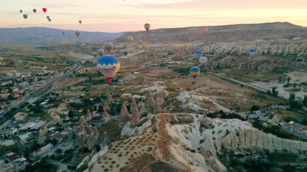 Belo Assentamento Capadócia Coloridos Balões Quente Flutuando Sobre Ele Imagens — Vídeo de Stock