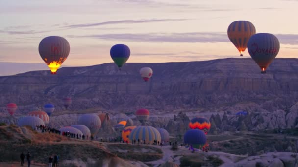 Natursköna Skott Enorma Färgglada Luftballonger Flyger Tidigt Morgonen Kappadokien Turkiet — Stockvideo