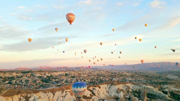 Nádherný Letecký Záběr Desítek Barevných Vzduchových Balónů Letících Nad Skalnatou — Stock video
