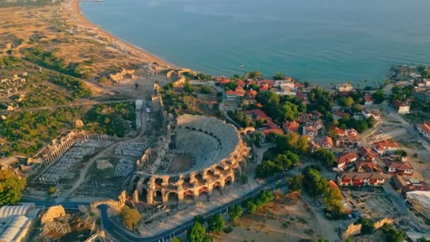 Γραφικό Drone Shot Της Αρχαίας Πόλης Side Τουρκία Μεγαλύτερο Αμφιθέατρο — Αρχείο Βίντεο