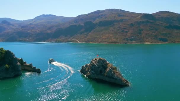 Espectacular Vista Aérea Del Lago Oymapinar Turquía Montañas Enormes Agua — Vídeo de stock