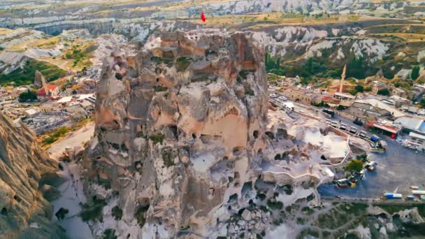 Malebný Letecký Záběr Vysoké Skály Cappadocii Turecké Vlajce Vlájící Vysoce — Stock video