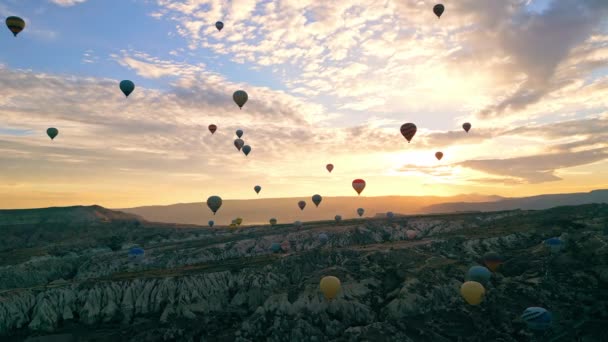 Hisnande Soluppgång Kappadokien Många Varmluftsballonger Flyger Himlen Högkvalitativ Film — Stockvideo