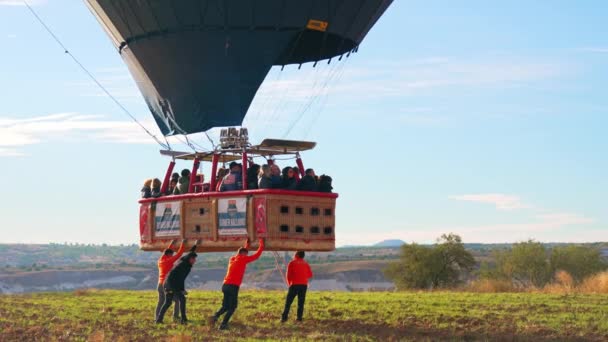 2022 Cappadocia Turecko Lidé Kteří Pomáhají Vzduchovému Balónu Začít Létat — Stock video