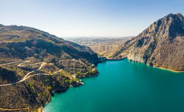 Oymapinar barajının çevresindeki göl ve dağ uçurumlarının manzarası. Yeşil Kanyon, Manavgat, Antalya, Türkiye. Havadan panoramik görünüm
