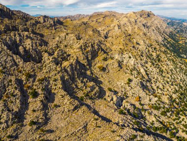 Türkiye 'nin Antalya ilindeki büyüleyici Taurus dağlarının panoramik hava görüntüsü. Doğa manzarası. Yüksek kalite fotoğraf