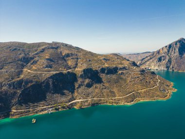 Oymapinar barajının arkasındaki zümrüt su deposu. Manavgat bölgesindeki Yeşil Kanyon, Türkiye. Mavi geniş bir göl ve muhteşem dağların panoramik görüntüsü. Yüksek kalite fotoğraf