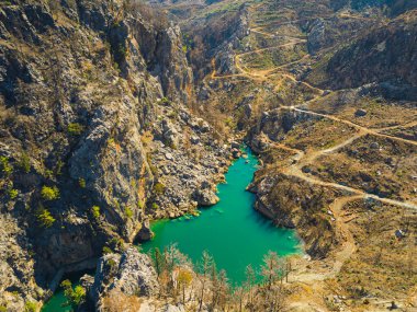 Oymapinar baraj yeşil gölü, su deposu. Dağ uçurumları ve üzerlerindeki virajlı yollar. Yeşil Kanyon, Manavgat, Antalya, Türkiye. Yüksek kalite fotoğraf