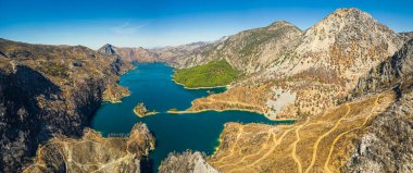 Oymapinar Baraj Gölü 'nün panoramik görüntüsü, su deposu. Etraflarında dağ uçurumları ve kıvrımlı yollar var. Yeşil Kanyon, Manavgat, Antalya, Türkiye. Yüksek kalite fotoğraf