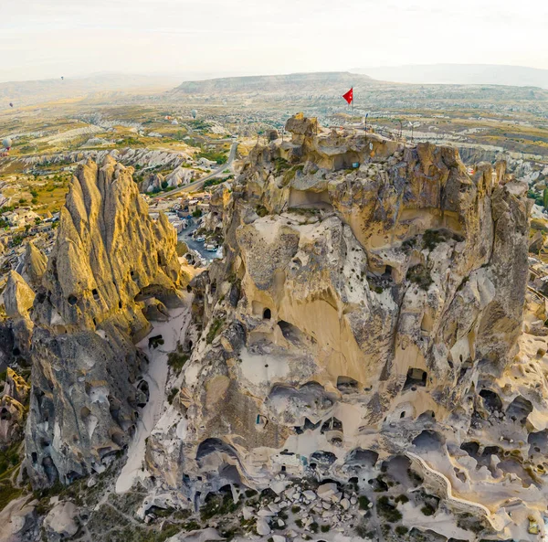 화산으로 이루어진 암층의 파노라마 아나톨리아 지역인 카파도 키아에 조각된 동굴의 — 스톡 사진