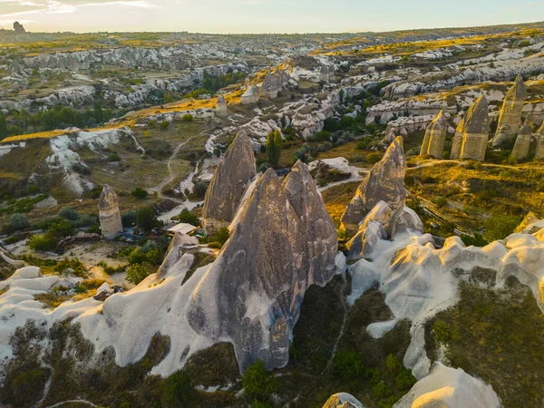 土耳其中部安纳托利亚的卡帕多西亚 在阿瓦诺斯和戈雷梅之间的神奇的 令人毛骨悚然的砂岩 高质量的照片 — 图库照片