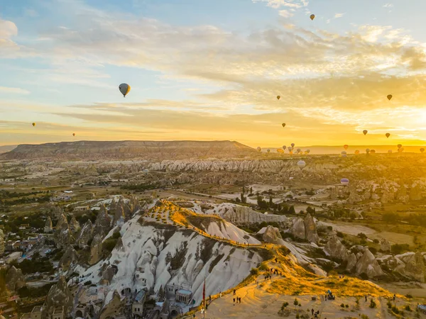 Adembenemend Uitzicht Luchtballonnen Die Bij Zonsopgang Rode Vallei Vliegen Cappadocië — Stockfoto
