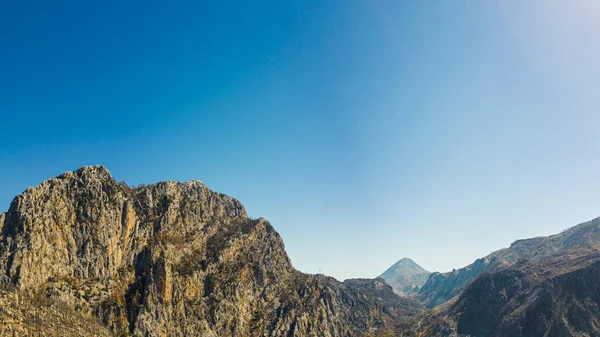 Oymapinar Baraj Gölü üzerindeki mavi gökyüzündeki dev dağ uçurumlarının panoramik görüntüsü. Yeşil Kanyon, Manavgat, Antalya, Türkiye. Yüksek kalite fotoğraf