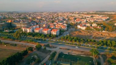 Büyük ve güzel şehir Okurcalar, Türkiye 'nin havadan çekilmiş videosu. Yüksek kalite 4k görüntü
