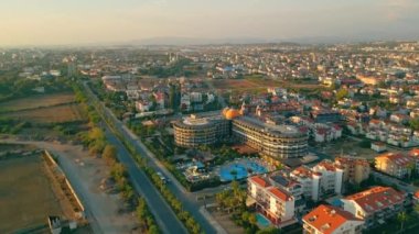Kadın, Okurcalar, Türkiye 'deki otellerin, havuzların ve evlerin yükselen manzarası. Yüksek kalite 4k görüntü
