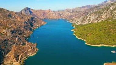 Green Canyon 'daki baraj gölü. Boğa Dağları 'nın ve turkuaz suyun güzel manzarası. Parlak yeşil çam ağaçları olan kozalaklı orman, Oymapinar gölü. Yüksek kalite 4k görüntü