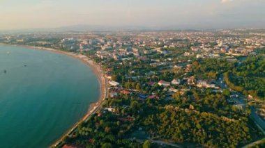 Türkiye 'nin Okurcalar kentindeki ağaçların ve evlerin bulunduğu güzel kıyı şeridinin yükselen manzarası. Yüksek kalite 4k görüntü