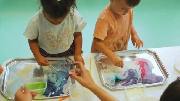 Ομάδα Μικρών Παιδιών Στο Νηπιαγωγείο Κάνουν Δημιουργικά Πειράματα Δάσκαλό Τους — Αρχείο Βίντεο