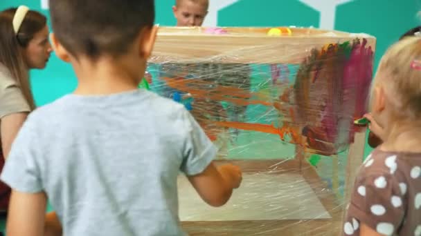 Ομάδα Μικρών Παιδιών Στη Ζωγραφική Φυτώριο Πλαστική Μεμβράνη Δάσκαλό Τους — Αρχείο Βίντεο