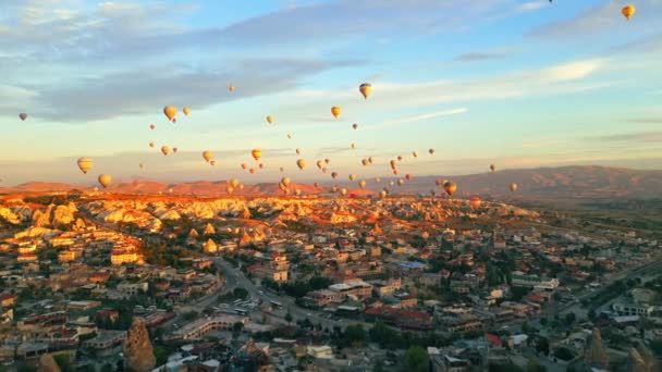 Vacker Antenn Skott Dussintals Färgglada Luftballonger Flyger Över Cappadocias Steniga — Stockvideo