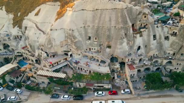 Cappadocië Uit Lucht Veel Auto Stopten Bij Het Rotsachtige Gebouw — Stockvideo