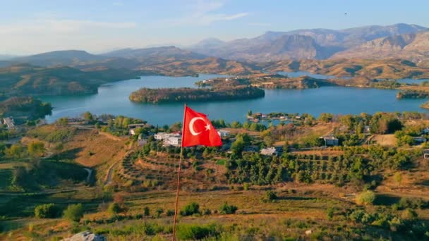 Luchtfoto Van Turkse Vlag Hoge Plaats Het Meer Velden Bergen — Stockvideo