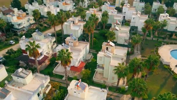 Oplopend Uitzicht Moderne Witte Huizen Omgeven Door Palmbomen Okurcalar Turkije — Stockvideo