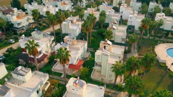 Schilderachtige Luchtfoto Van Moderne Witte Huizen Omgeven Door Palmbomen Okurcalar — Stockvideo