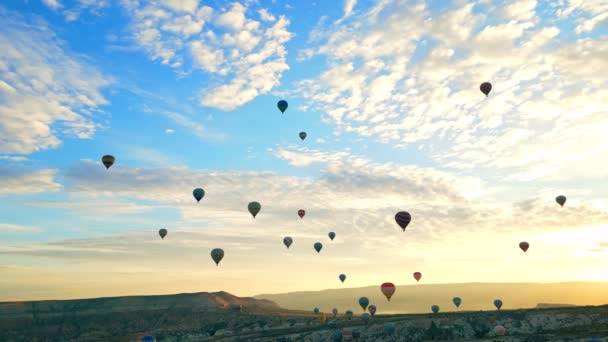 Niesamowity Widok Wczesny Ranek Kapadocji Niebo Pełne Kolorowych Balonów Powietrza — Wideo stockowe