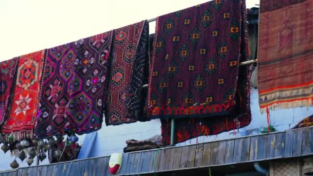 土耳其卡帕多西亚街头展示的美丽的土耳其传统手工地毯的视频 高质量的4K镜头 — 图库视频影像