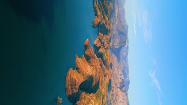 Vídeo Vertical Ascendente Del Lago Oymapinar Las Montañas Tauro Azul — Vídeo de stock