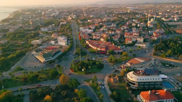 トルコの首都 オークカルの中心部を飛行するトルコの旗の上昇ビュー 高品質4K映像 — ストック動画