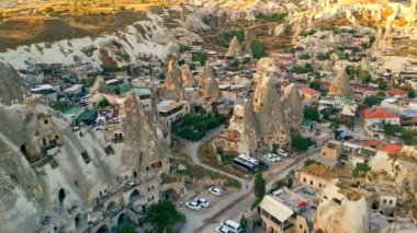 Gökyüzünden Kapadokya 'ya bakın, inanılmaz bir hava manzarası var. Yüksek kalite 4k görüntü