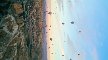 Peri masalı manzarası, Cappadocia 'da gökyüzü balonlarla dolu, dikey video. Yüksek kalite 4k görüntü