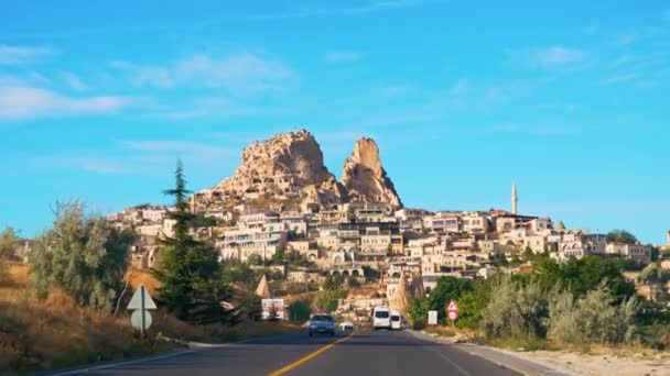 Auto Verplaatsen Weg Naar Cappadocië Prachtige Hoge Rots Lettertype Van — Stockvideo