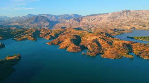 Gran Tiro Dron Escénico Las Montañas Tauro Agua Turquesa Lago — Vídeo de stock