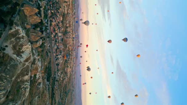 Pohádková Scenérie Obloha Nad Cappadocií Plná Vzduchových Balónů Vertikální Video — Stock video