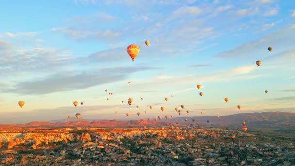 Gorgeous Aerial Shot Dozens Colorful Air Balloons Flying Cappadocias Rocky — Stock Video